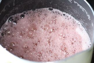 一边煮一边搅拌，时不时捞掉浮沫，浓稠时关火。