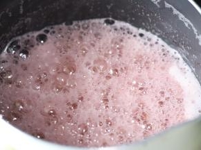 一边煮一边搅拌，时不时捞掉浮沫，浓稠时关火。