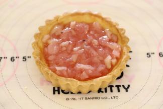 水蜜桃酱放至凉透后，勺入塔皮内。