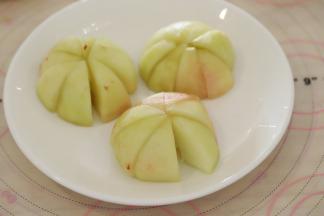 2个水蜜桃横向切一圈，在竖向切成八小片，掰成小块。