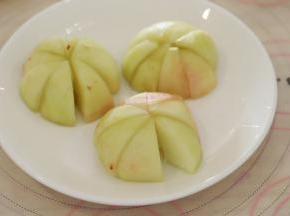 2个水蜜桃横向切一圈，在竖向切成八小片，掰成小块。