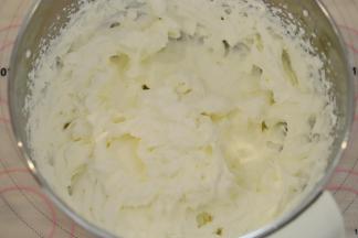 淡奶油加糖打发至裱花状态。