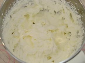 淡奶油加糖打发至裱花状态。