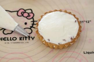 淡奶油抹在水蜜桃酱上面，抹平，剩余的淡奶油装入已装有8齿裱花嘴的裱花袋内。