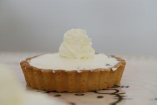 分别在每个小塔中间挤上奶油。