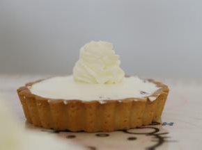 分别在每个小塔中间挤上奶油。