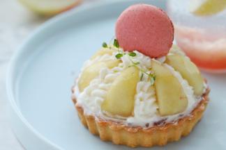 摆放好水蜜桃块，中间挤上奶油装饰，再放上马卡龙和百里香装饰即可。