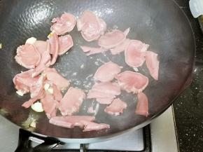 加入猪舌，翻炒片刻