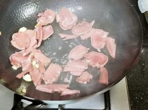 加入猪舌，翻炒片刻