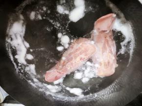 用温水清洗干净后，放入开水中焯水