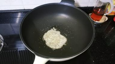 锅里热油放入盐糖大火烧