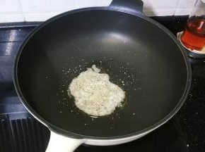 锅里热油放入盐糖大火烧