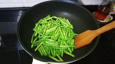 翻炒1分钟至豆角变色