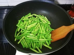 翻炒1分钟至豆角变色
