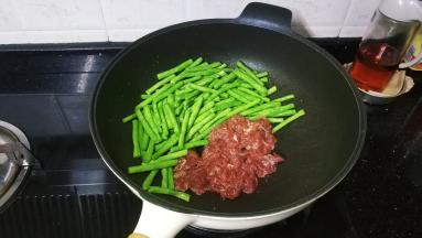 将牛肉片铲开翻炒一下