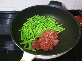 将牛肉片铲开翻炒一下