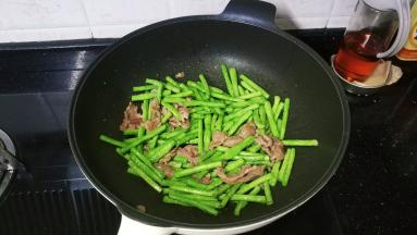 再将豆角和牛肉翻炒均匀