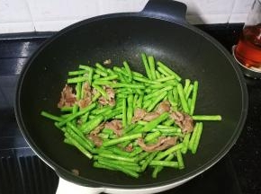 再将豆角和牛肉翻炒均匀