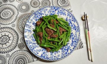 豆角青翠欲滴，牛肉嫩滑味美