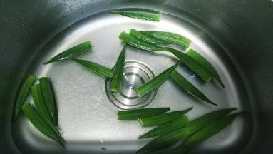 秋葵去头洗干净