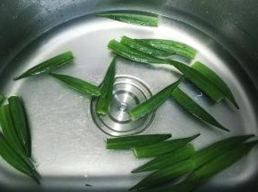 秋葵去头洗干净