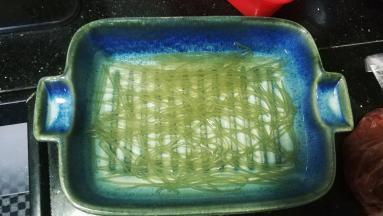 米粉或薯粉用热水浸泡至软后倒掉水