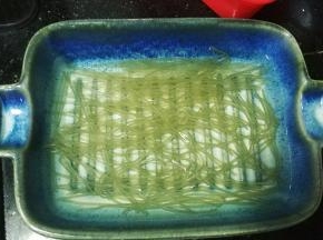 米粉或薯粉用热水浸泡至软后倒掉水