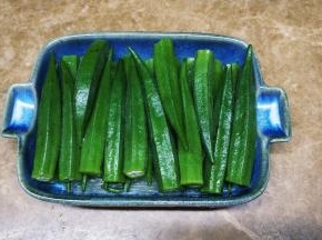 码入秋葵（可将秋葵对半切开更入味）