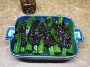 放入3勺均匀铺在秋葵上