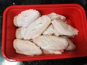 鸡翅表面切二刀清洗干净后用厨房纸吸干水分