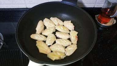 用不粘锅将鸡翅煎至两边金黄