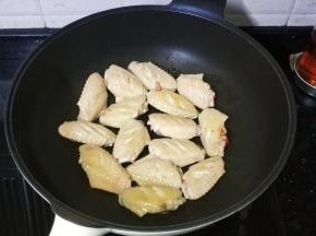 用不粘锅将鸡翅煎至两边金黄