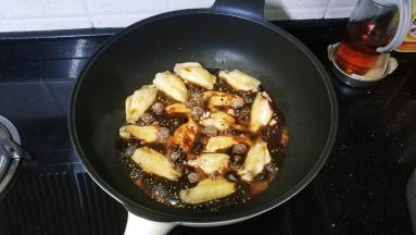 放入料酒、酱油、老抽、话梅、水、冰糖