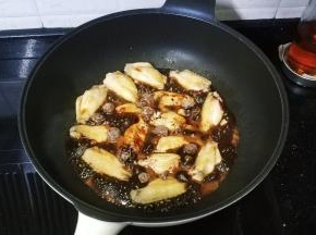 放入料酒、酱油、老抽、话梅、水、冰糖