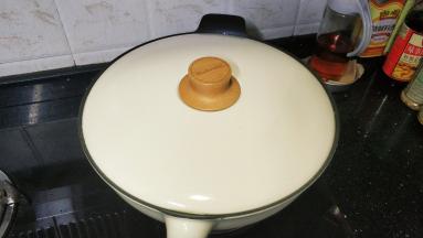 盖上盖子转中火烧8分钟