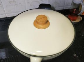 盖上盖子转中火烧8分钟