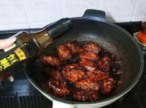 最后倒入香醋炒均匀即可