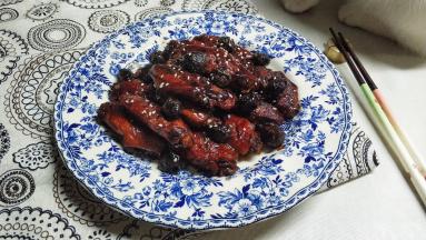 上碟洒入白芝麻