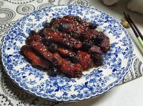 上碟洒入白芝麻