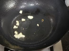 热锅下油和蒜米，爆香