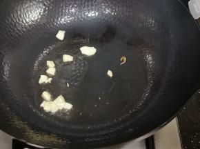 热锅下油和蒜米，爆香