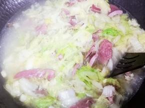 加入适量的水，娃娃菜煮软即可出锅。不需要另外加任何的调理。猪舌的咸香足够味了。