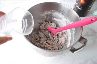 把面粉搅拌起来，水可以边拌边加，这样更容易掌握用水的量。无论您是用厨师机还是面包机揉面，先混合，揉起面来更容易些。