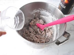 把面粉搅拌起来，水可以边拌边加，这样更容易掌握用水的量。无论您是用厨师机还是面包机揉面，先混合，揉起面来更容易些。