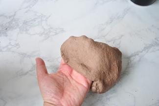 将面团揉至表面光滑，达到扩展状态 有时候，我会用手工揉面，正好运动一下，减减肥。放在室温中开始发酵。