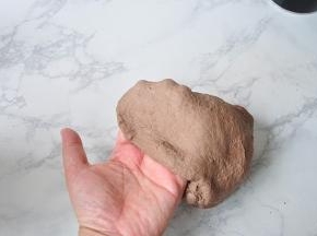 将面团揉至表面光滑，达到扩展状态 有时候，我会用手工揉面，正好运动一下，减减肥。放在室温中开始发酵。
