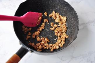 在面团发酵时，您也别闲着，剥点核桃，用烤箱烤5分钟，或者微波炉微波4-5分钟都可，将核桃烤香烤熟，但要注意，别烤过头。然后将糖30克和水30克放在锅中搅拌并烧至起大泡，然后将50克核桃放入，用中小火 不停的翻拌 看到出现焦糖色后关火 。