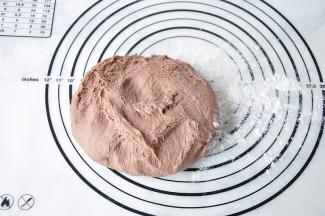 待面团发酵至两倍大，用手戳洞不回缩不塌陷就可以了，这样面团的一发就完成了