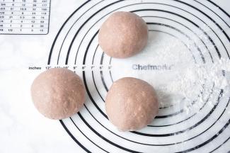 将面团分成三等份，然后排气揉毄。注意不要过度揉搓。 葡萄干40克