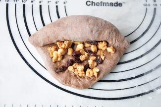 从一头开始卷起，注意边卷边整理一下。